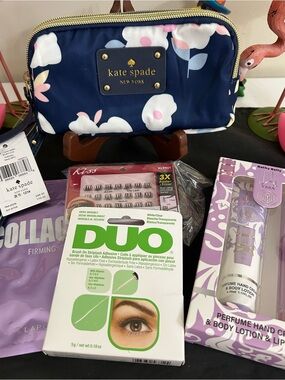 NWT kate spade navy floral wristlet with pink and white blooms Beauty Bundle